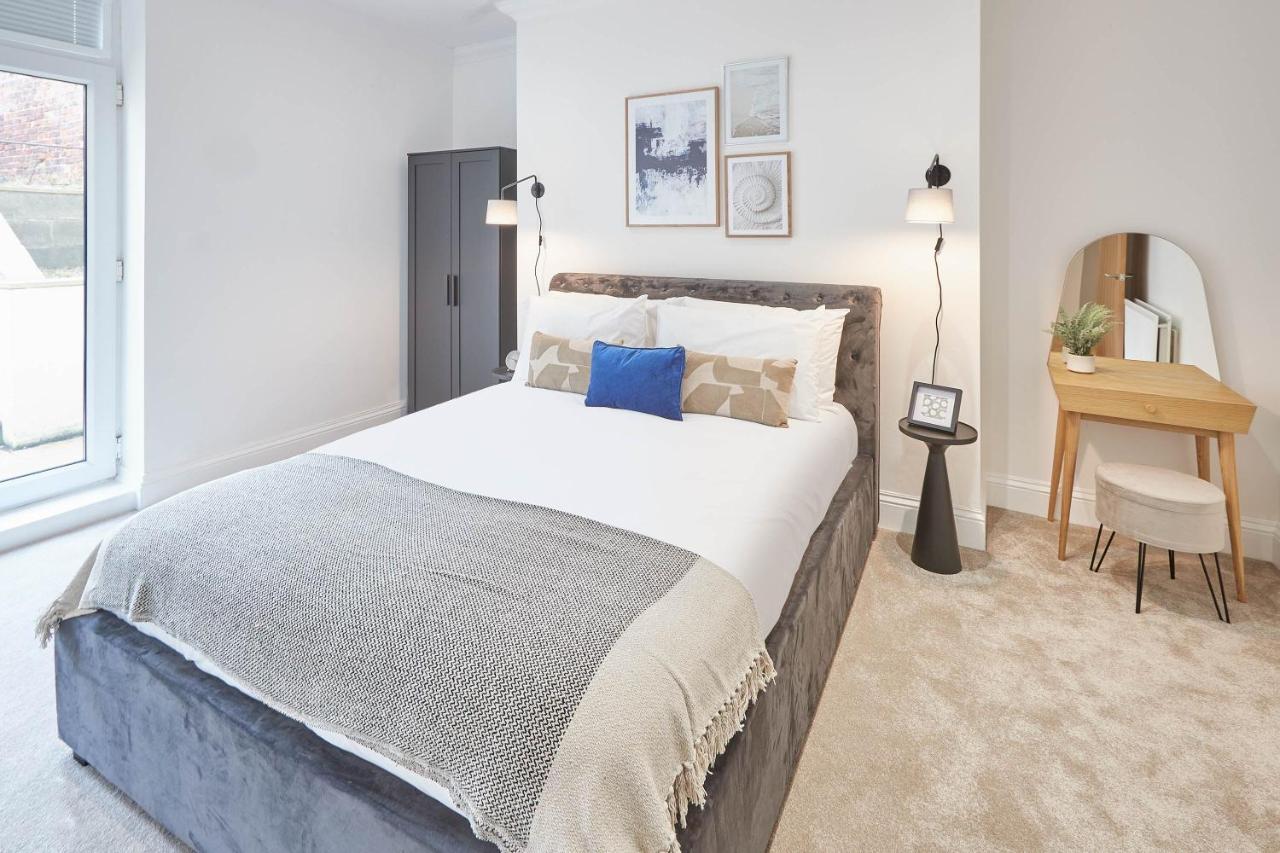 Host & - 39 Marine Parade *
