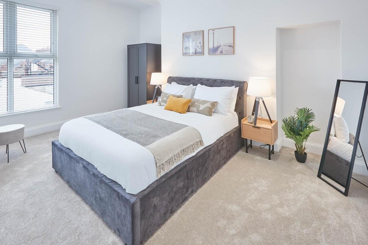 Host & - 39 Marine Parade *
